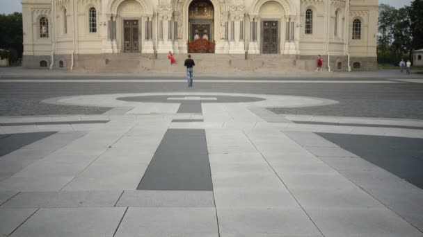 Θέα από την πλατεία Γιακορνάγια σχετικά με το Ναυτικό καθεδρικό ναό του Αγίου Νικολάου στην Κρονστάνδη είναι ρωσίδα ορθόδοξη, η Κροστάνδη, Ρωσία — Αρχείο Βίντεο