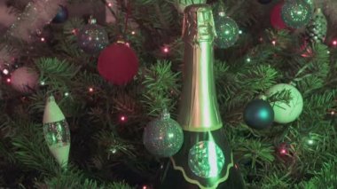 Şişe şampanya arka planı uygun yeni oyuncaklar ve bir Noel köknar ağacı bir çelenk ile dekore edilmiş