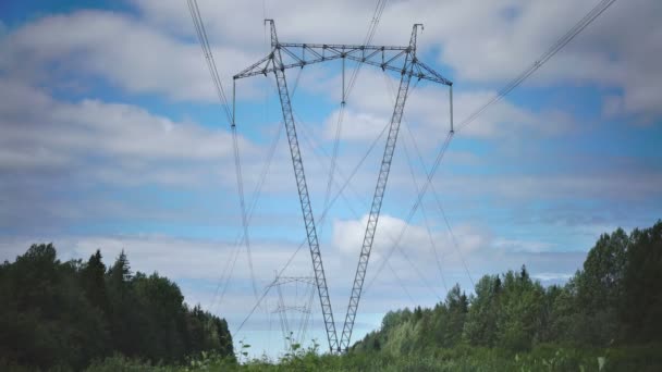 Apoyo de la línea eléctrica contra el fondo del cielo con nubes blancas — Vídeo de stock