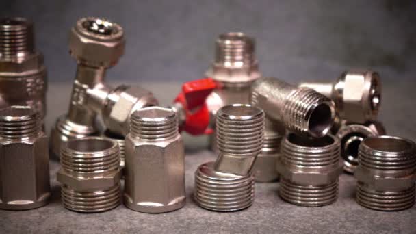 Válvulas de corte de água e chave de metal ajustável — Vídeo de Stock