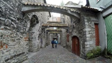 St. Catherine Passage city Tallinn, Estonya, ihtiyar ve kadın küçük geçit gitmek el katıldı sahip
