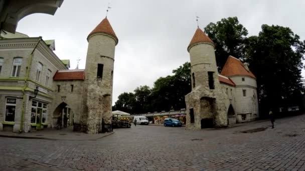 TALLINN, ESTONIA, 27 DE MAYO DE 2015: turistas en la entrada desde la Puerta Viru de la Ciudad Vieja en Tallin, Estonia — Vídeos de Stock