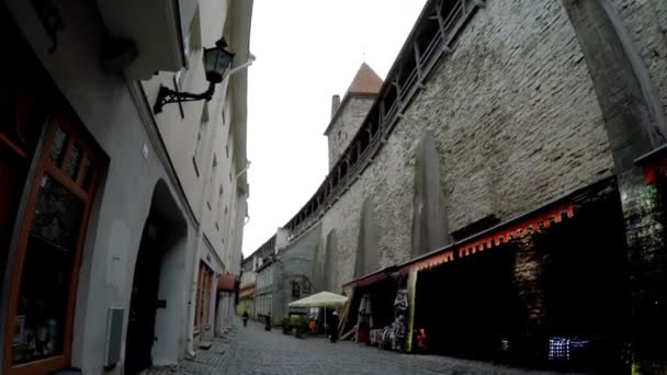 TALLINN, ESTONIA, 27 DE MAYO DE 2015: Torre medieval parte de la muralla de la ciudad. Tallin, Estonia — Vídeos de Stock