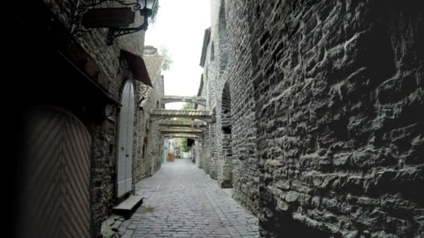 St. Catherine geçiş eski şehrin Tallinn Estonya küçük bir geçit — Stok video