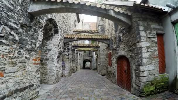 Pasaje de Santa Catalina una pequeña pasarela en la ciudad vieja Tallin Estonia — Vídeos de Stock