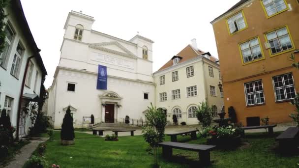 Tallinn, Észtország, május 27-én 2015:St. Catherines dominikánus kolostor, gyakran egyszerűen látványosságát vagy a Dominikai kolostor, Tallinn, Észtország. — Stock videók