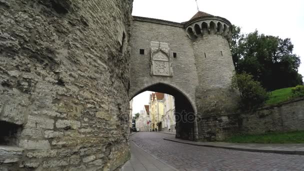 La ciudad vieja de Tallin, Estonia. Gran puerta de mar — Vídeos de Stock