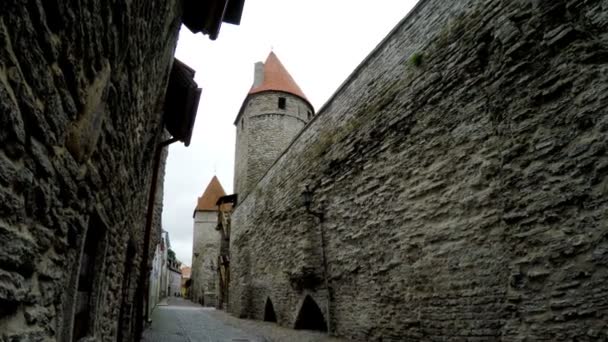 Medeltida torn - del av stadsmuren. Tallinn, Estland — Stockvideo