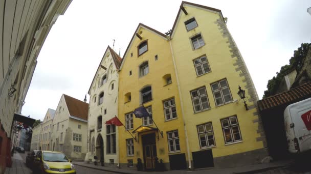 TALLINN, ESTONIA, 27 DE MAYO DE 2015: Tres hermanas Kolm Complejo arquitectónico andino de la primera mitad del siglo XV en el centro histórico de Tallin, hoy lujoso hotel . — Vídeos de Stock