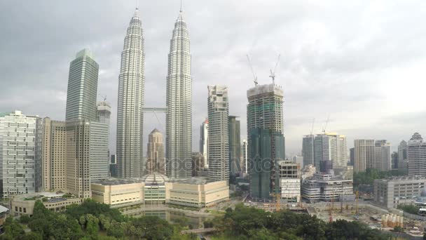 KUALA LUMPUR, MALAYSIA- 12 ΟΚΤΩΒΡΙΟΥ 2016: Δίδυμοι πύργοι Petronas στην Κουάλα Λουμπούρ, Μαλαισία — Αρχείο Βίντεο