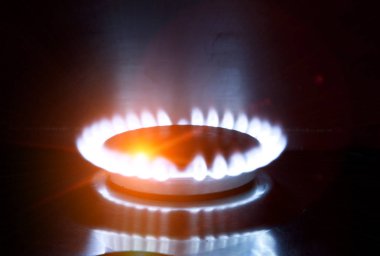Gaz sobası üzerinde yanan meşale
