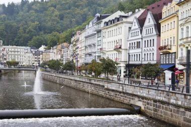 Karlovy Vary (Carlsbad), Tepla Nehri. Çek Cumhuriyeti.