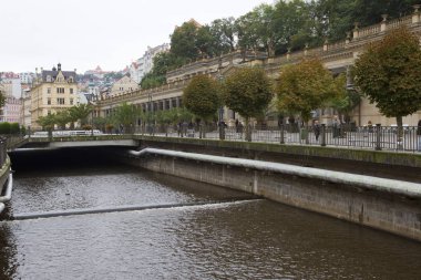 Karlovy Vary, Çek Cumhuriyeti - 14 Eylül 2014: turist Tepla Nehri boyunca 14 Eylül 2014 Karlovy Vary, Çek Cumhuriyeti'nde yürümek
