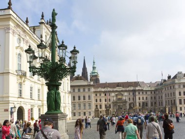 Prag, 15 Eylül: Turist eski Kraliyet Sarayı Prag, Çek Cumhuriyeti için 15 Eylül 2014 tarihinde girişinin önünde meydanında kalabalık        