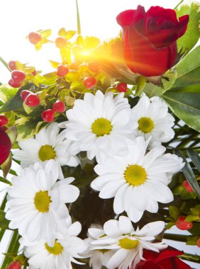 Papatyaları ve gülleri olan parlak bir buket
