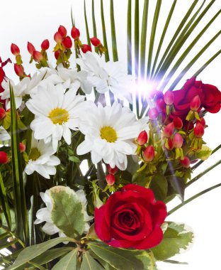 Papatyaları ve gülleri olan parlak bir buket