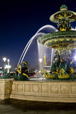 Paris, Fransa, 15 Mart 2012: Place de la Concorde, gece, 14 Mart 2012 Fransa'nın Paris, Çeşme