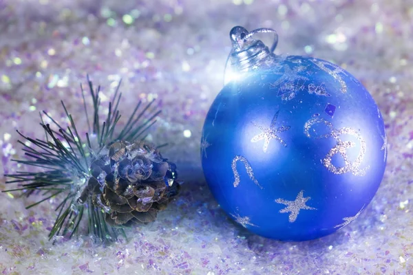 Neujahrsball Auf Dekorativem Schnee — Stockfoto
