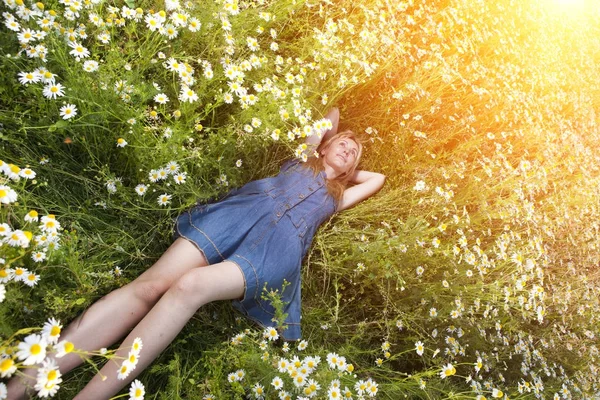 Beautiful Happy Young Woman Lies Field Camomile — Stock Photo, Image