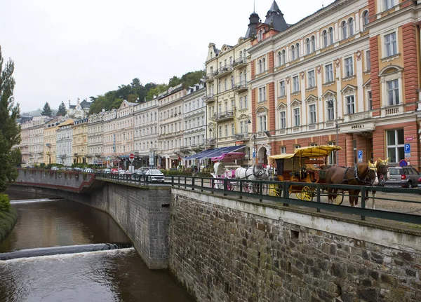 Karlovy Vary República Checa Setembro 2014 Turistas Caminham Longo Rio — Fotografia de Stock