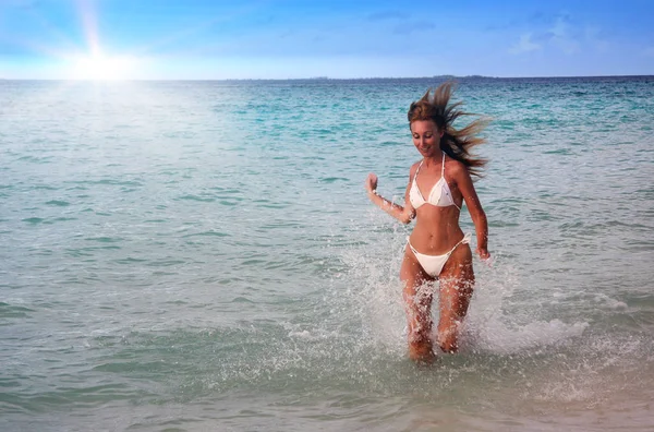 Donna Corre Sulla Costa Del Mare Maldive — Foto Stock