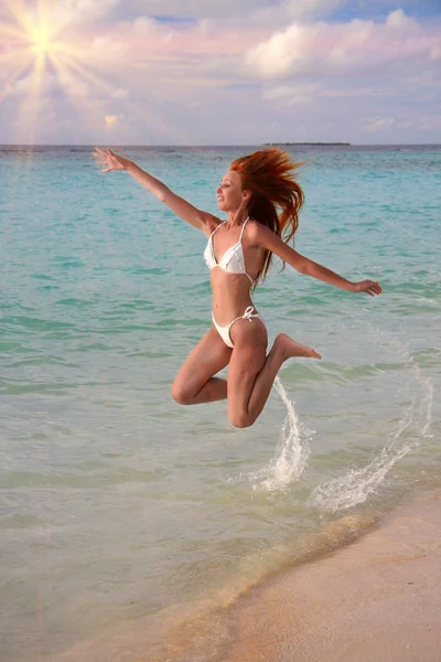 这个女人在马尔代夫的海边跳跃 — 图库照片
