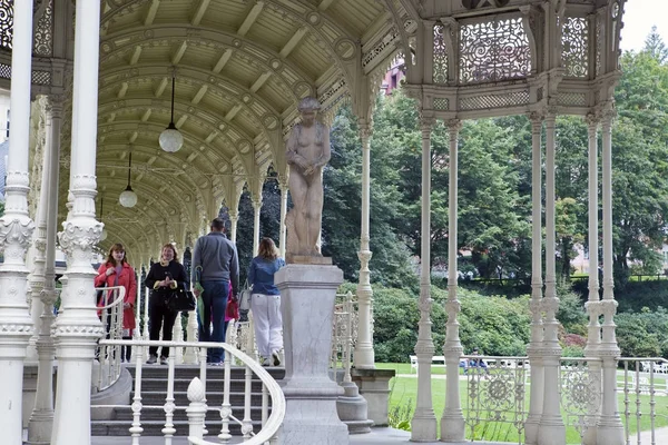 Karlovy Vary Tsjechië September 2014 Toeristen Lopen Langs Sadova Colonnade — Stockfoto