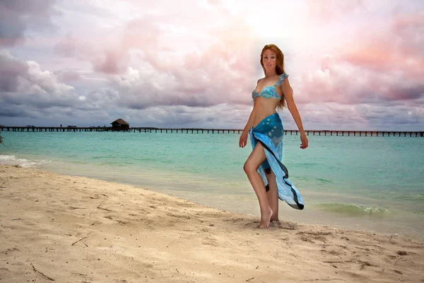 Denize sıfır plaj güzel genç kadın