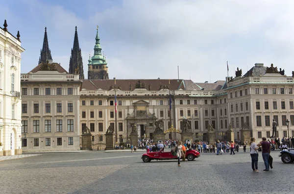 Prague Setembro Multidão Turistas Praça Frente Entrada Para Antigo Palácio — Fotografia de Stock