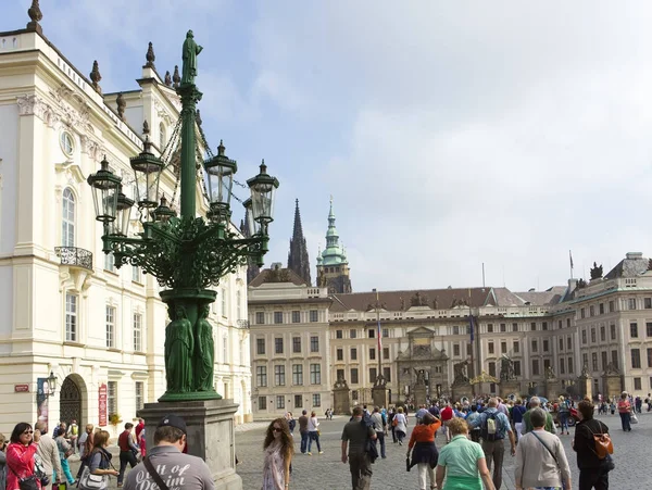 Prague Setembro Multidão Turistas Praça Frente Entrada Para Antigo Palácio — Fotografia de Stock