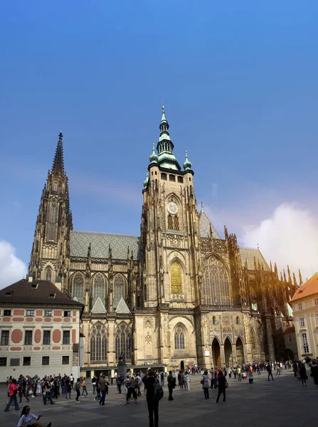 Praha, 15. září: Dav turistů na náměstí před katedrálou Sv. Víta na 15 září 2014 v Praze, Česká republika — Stock fotografie