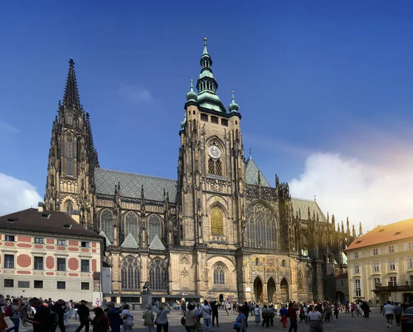 PRAGA, 15 SETTEMBRE: La folla di turisti sulla piazza antistante la cattedrale di San Vito il 15 settembre 2014 a Praga, Repubblica Ceca — Foto Stock