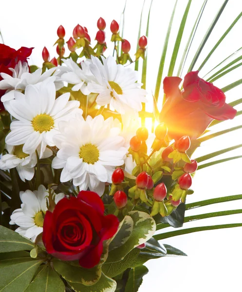 Papatyaları ve gülleri olan parlak bir buket