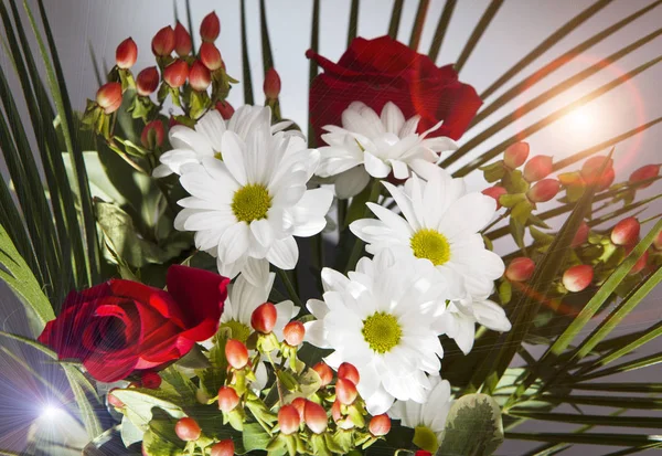 Papatyaları ve gülleri olan parlak bir buket