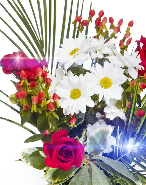 Bright bouquet with chamomiles and roses — Stock Photo, Image