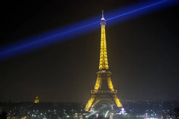 エッフェル塔点灯している 2012 パリのトロカデロからの眺め — ストック写真