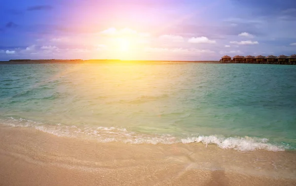 Casas Sobre Agua Mar Tranquila Transparente Una Puesta Sol — Foto de Stock