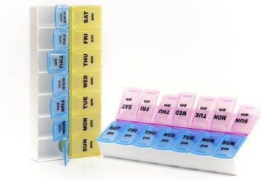 ilaçların küçük günlerinde yazıtları ile depolama kutusu