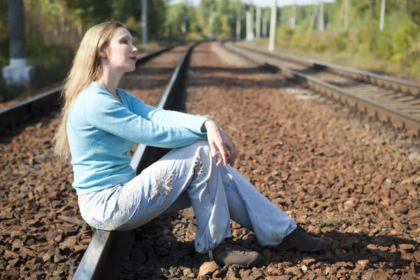 Kvinnan Sitter Räls — Stockfoto