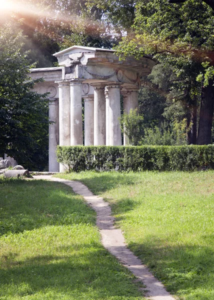 Oroszország. Pavlovsk. Pavilion18 század a parkban — Stock Fotó