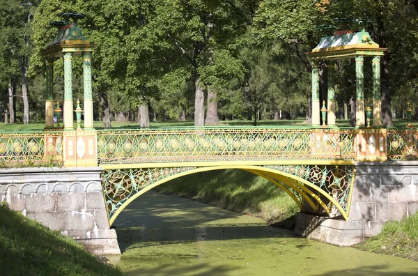 Small Chinese bridge (1786) in the Alexander Park in Pushkin (Tsarskoye Selo), near Saint Petersburg — Stock Photo, Image