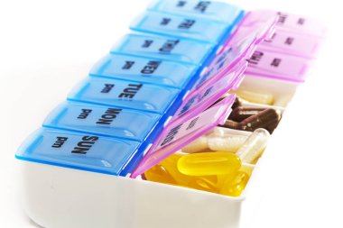 uyuşturucu maddeler üzerindeki yazıtlar ile depolama kutusu