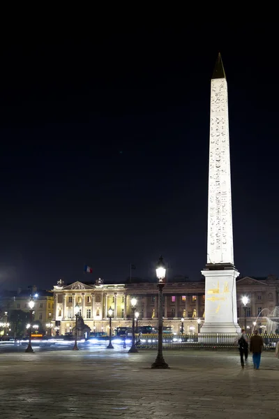 En Francia. París. Columna egipcia en Place de Concorde. Noche. — Foto de Stock