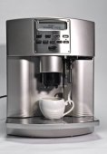 Moderní kávovar a pohár