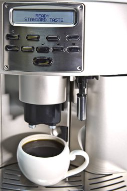 Modern kahve makinesi ve bir fincan