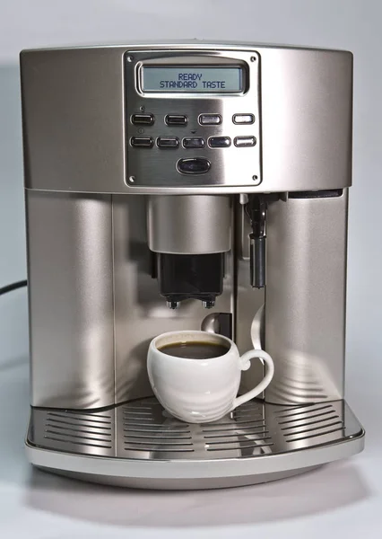 近代的なコーヒー マシンと一杯 — ストック写真