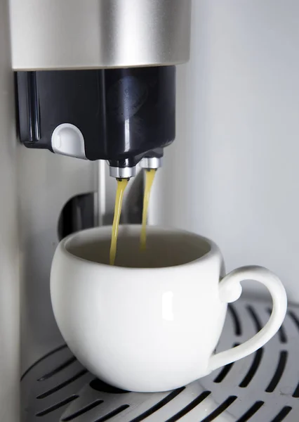 Кофе Течет Чашке — стоковое фото