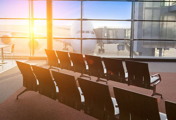 Fauteuils Vides Dans Hall Attente Aéroport Avion Derrière Fenêtre — Photo