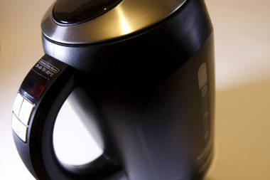 Elektrikli çaydanlık beyaz bir arka plan üzerinde kapat