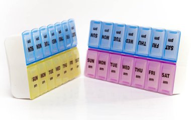 uyuşturucu maddeler üzerindeki yazıtlar ile depolama kutusu